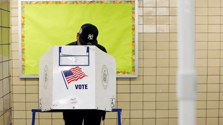 افتتاح مراكز الاقتراع للتصويت في الانتخابات النصفية للكونغرس الأمريكي
