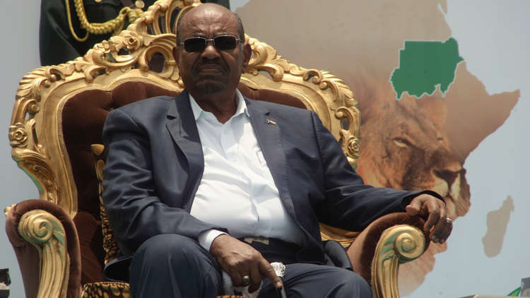 رئيس السودان يصل مصر للمشاركة في منتدى شباب العالم