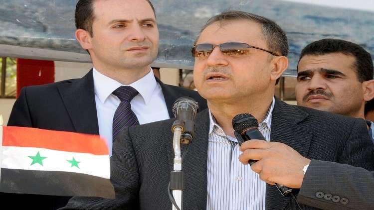 شاهد..  وزير الداخلية السوري يضبط موظفا يرتشي بـ 50 ليرة ويحيله إلى القضاء!