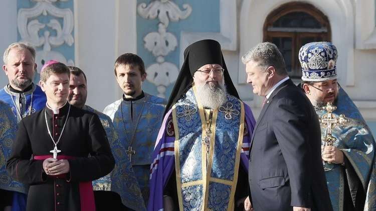بوروشينكو يطالب رجال الكنيسة الأرثوذكسية الروسية بالرحيل عن بلاده
