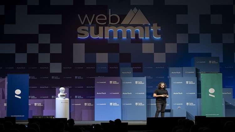 فرهات.. روبوت تفاعلي بوجوه متعددة! (فيديو)