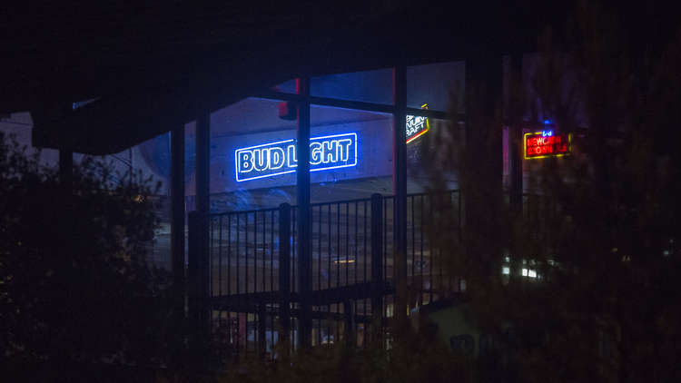 الشرطة الأمريكية تكشف هوية مهاجم الحانة بكاليفورنيا