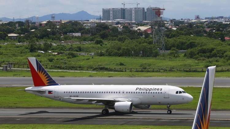 مضيفة طيران تضطر لإرضاع طفلة غريبة في الجو!