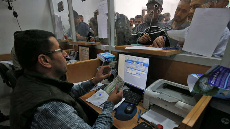مالية غزة تبدأ صرف رواتب الموظفين من المنحة القطرية