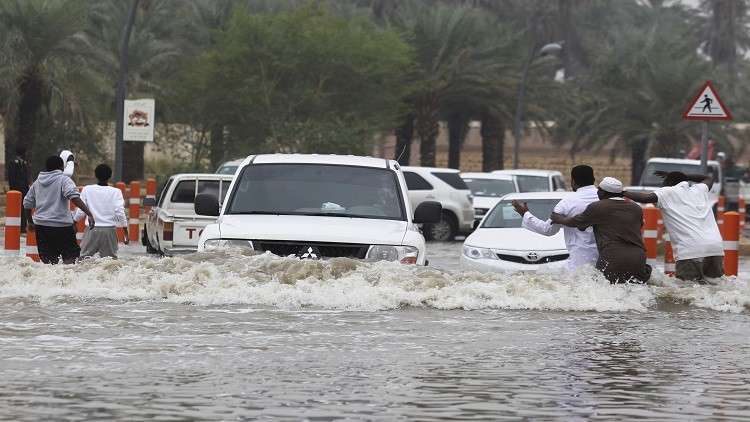 مغامرات شبان سعوديين في مياه الأمطار كادت تودي بحياتهم