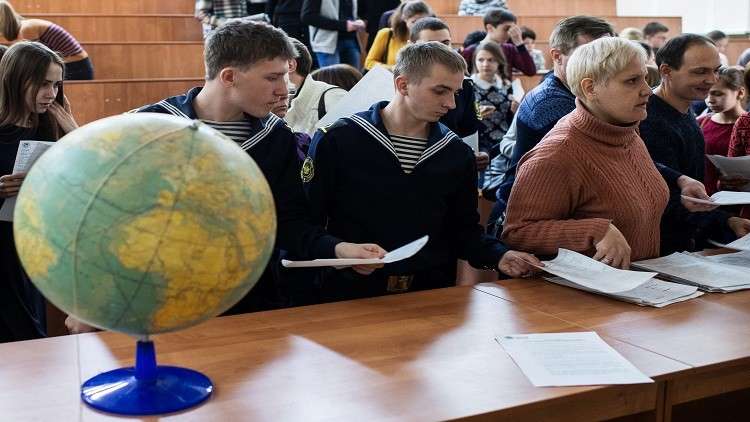 طلاب عسكريون سوريون يشاركون في امتحان الجغرافيا بروسيا 