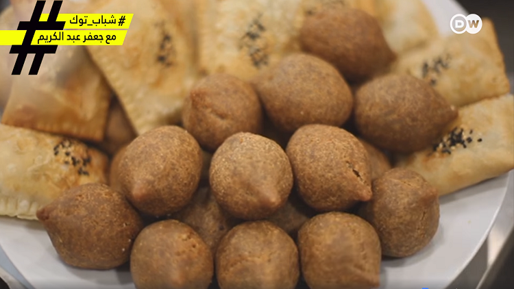 لاجئة سورية تدخل قلوب الألمان بالكبة السورية وفتة المكدوس  