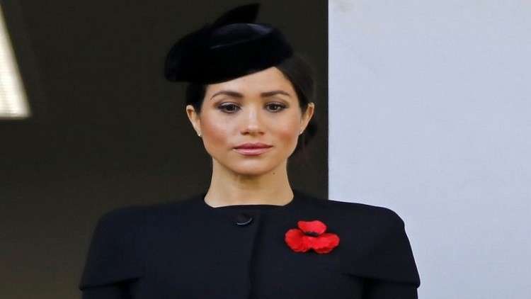 لماذا وقفت ميغان بعيدا عن الملكة في احتفالات 