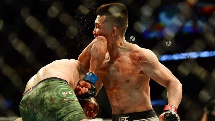 شاهد.. مقاتلان يرقدان في غرفة واحدة بالمستشفى بعد نزال "مجنون" بينهما!