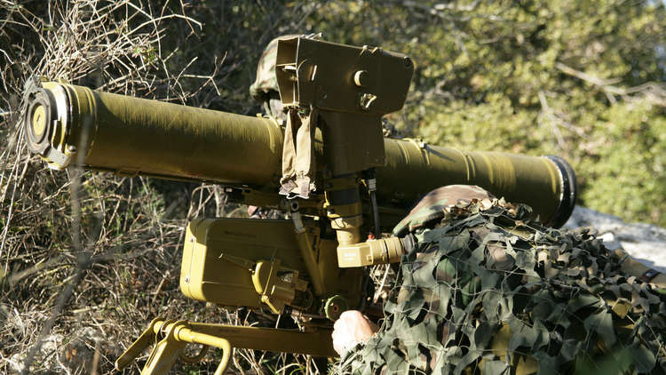 الفصائل المسلحة الفلسطينية تتبنى استهداف حافلة عسكرية إسرائيلية بصاروخ موجه