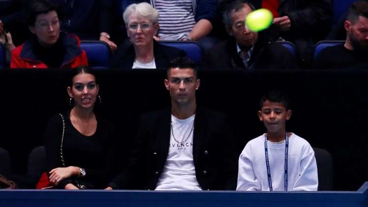 شاهد.. رونالدو يحاول التقاط كرة كادت أن تصطدم بصديقته