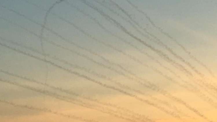 لحظة إمطار فصائل غزة عسقلان بوابل من الصواريخ