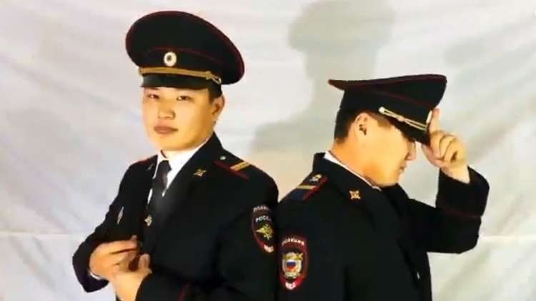 رقصة للشرطة والشرطيات الروس تختطف الأضواء عن أسطع نجوم الفن