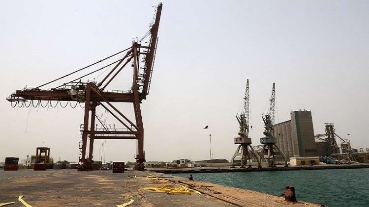 لأول مرة... معارك الحديدة تمتد إلى مرافق مينائها 