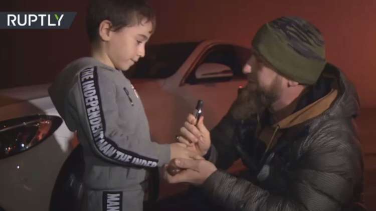 شاهد: قديروف يهدي سيارة فارهة لطفل شيشاني حقق معجزة قياسية