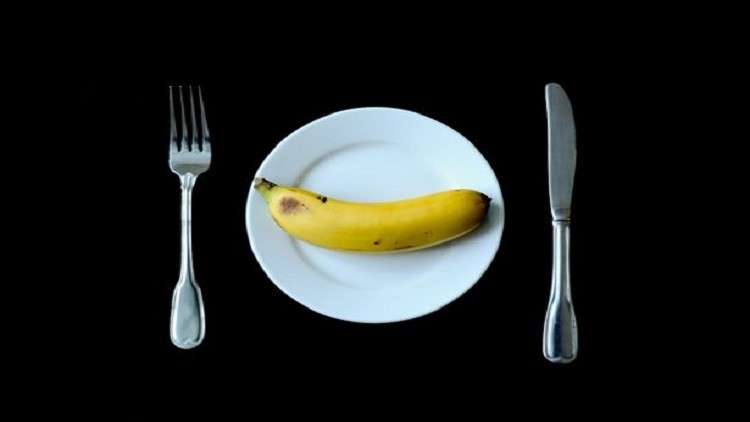 ما الذي يجعل الملكة تتناول الموز بالشوكة والسكين؟