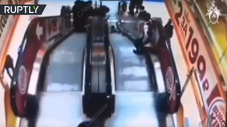  حادث غريب.. طفل يلقي بشقيقه على سلم كهربائي متحرك! (فيديو)