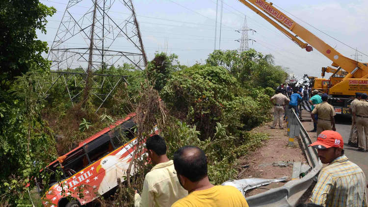 مقتل 15 شخصا بسقوط حافلة في قناة بالهند
