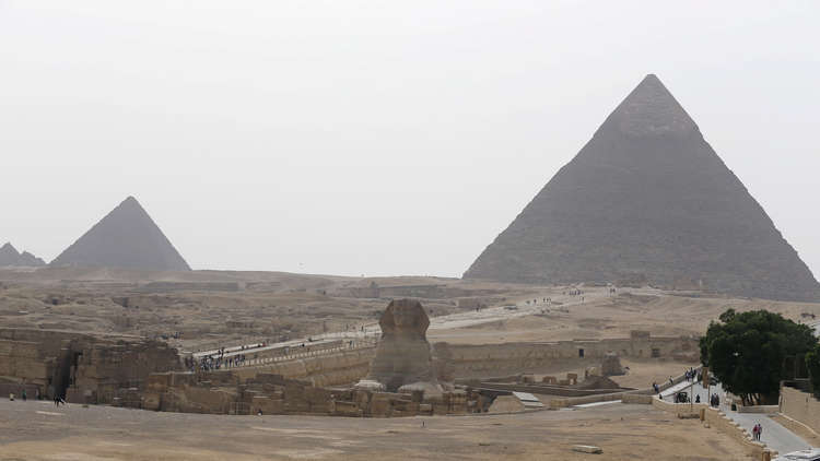 فنانة وناشطة مصريتان تفجران عاصفة من الجدل بخلع الحجاب 