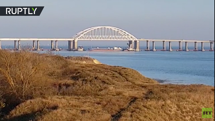 روسيا تغلق مضيق كيرتش وتمنع حركة السفن تحت جسر القرم