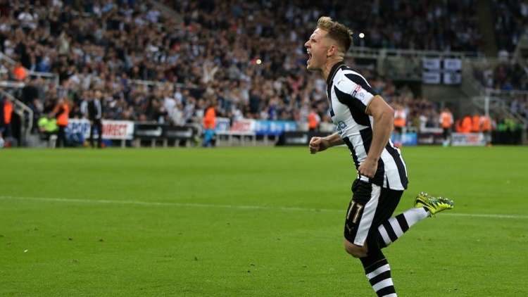 شاهد.. لاعب يضيع "بغرابة" فرصة تسجيل هدف في شباك خالية