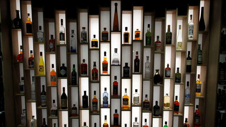 رويترز: السعودية تعتزم افتتاح أول متجر للمشروبات الكحولية يخدم غير المسلمين