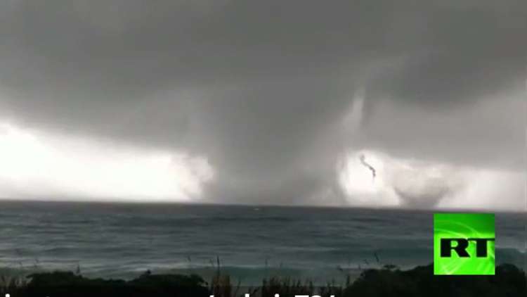 بالفيديو: إعصار مزدوج يضرب جنوب إيطاليا 