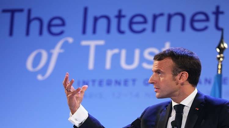 "فيسبوك" يحجب "صورا فاضحة" لماكرون