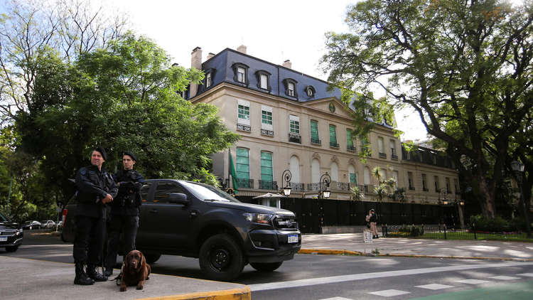 بالصور.. إجراءات أمنية مشددة أمام مقر إقامة محمد بن سلمان ببوينس آيرس 