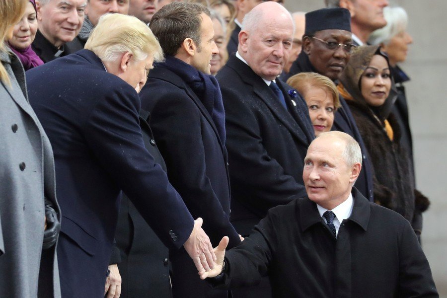 لغة الإشارة بين بوتين وترامب في باريس