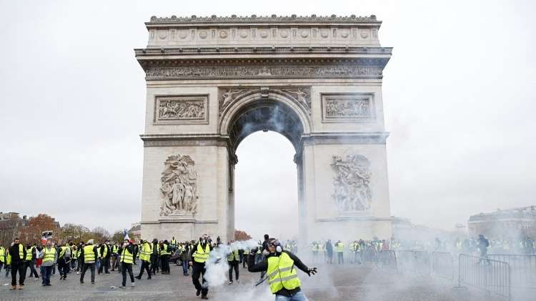 فرنسا.. احتدام الاشتباكات بين الشرطة والمحتجين  في العاصمة باريس