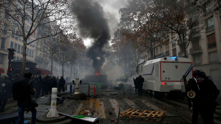الحكومة الفرنسية تدرس إمكانية فرض حالة الطوارئ بعد احتجاجات باريس العنيفة