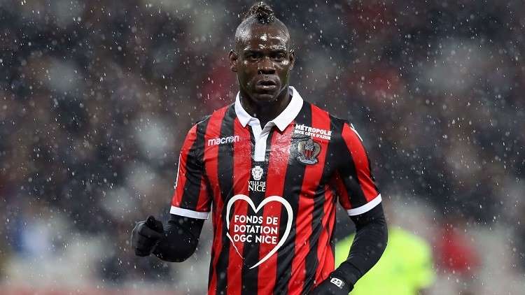 شاهد.. المشاكس بالوتيلي يتشاجر مع مدربه