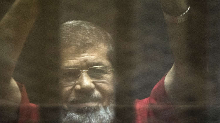 بالفيديو.. مرسي يصرخ داخل القفص الزجاجي : مش سامع حاجة