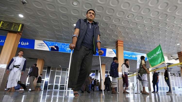 وصول الطائرة التي تنقل جرحى حوثيين إلى العاصمة العمانية مسقط