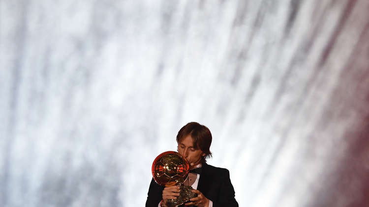 لوكا مودريتش يتوج بجائزة الكرة الذهبية 2018