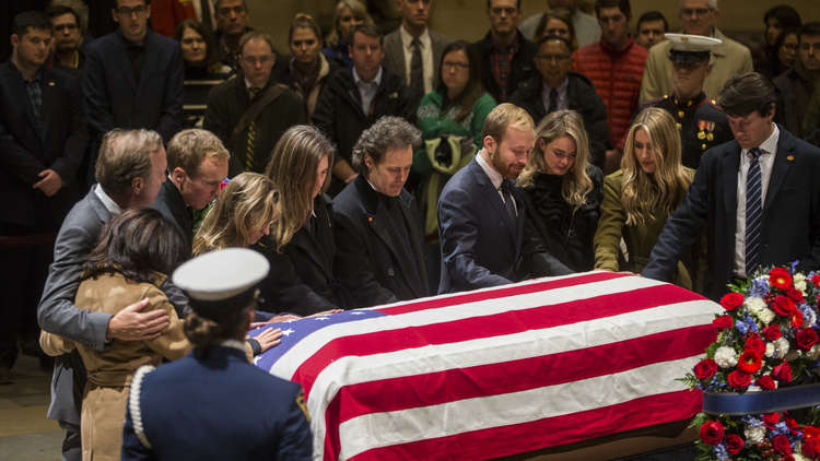 شاهد.. شيء عزيز على قلب بوش الأب سيدفن معه