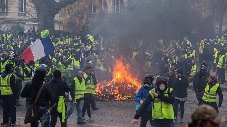 وزير الداخلية الفرنسي: عدد المحتجين المعتقلين في باريس السبت قياسي 