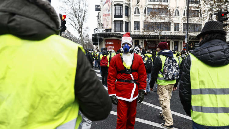 بالفيديو.. متظاهر يهتف بحياة الأسد وأبيه في باريس