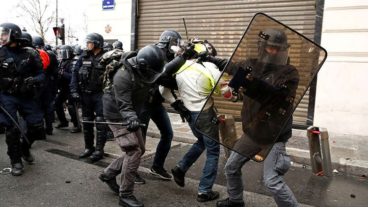 ارتفاع عدد موقوفي الاحتجاجات الفرنسية إلى 1726 شخصا