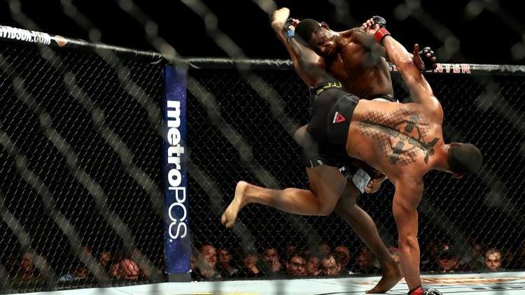 شاهد.. صراع العمالقة ينتهي بضربة قاضية كاسحة 