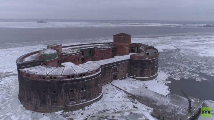 في وسط البحر.. لقطات نادرة لحصن تاريخي روسي (فيديو)