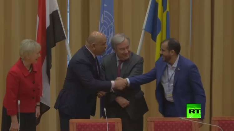 شاهد بالفيديو.. مصافحة استثنائية بين الحوثيين والحكومة اليمنية في ختام مفاوضات السويد