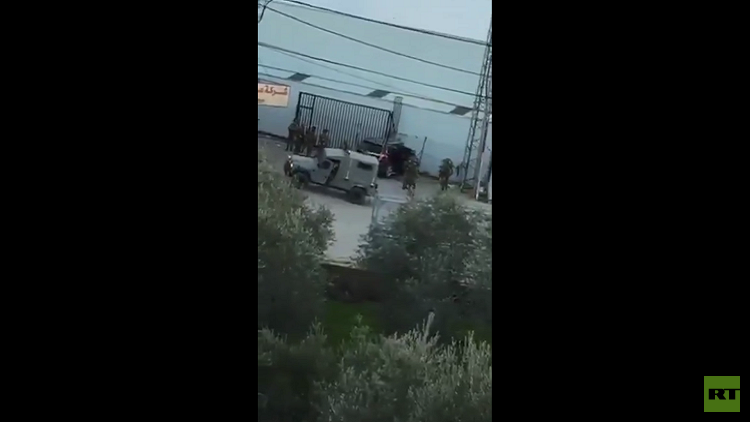 إصابة جندي إسرائيلي في عملية دهس بالبيرة ومقتل المنفذ (فيديو)