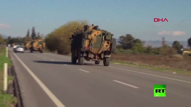 شاهد: تعزيزات عسكرية تركية تصل إلى الحدود مع سوريا