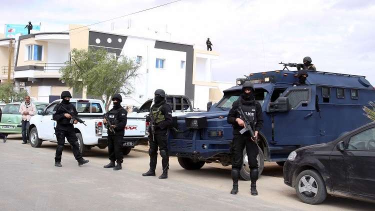 تونس.. مجموعة مسلحة تسطو على بنك وتقتل مدنيا غرب البلاد