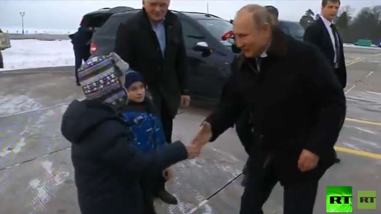 شاهد بالفيديو.. بوتين يحقق أمنية طفل روسي 