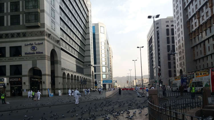 السعودية.. منع الوافدين من العمل في 41 مهنة في المدينة المنورة