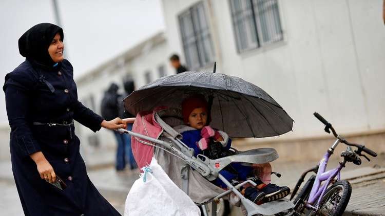 وزير الداخلية التركي يدعو لمنح الجنسية لأطفال اللاجئين السوريين