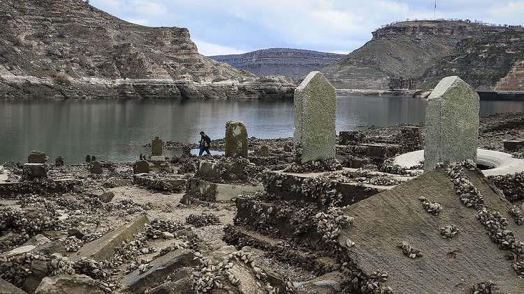 انفجار سد يكشف عن قرية تركية قديمة مخبأة تحت مياهه (صور)